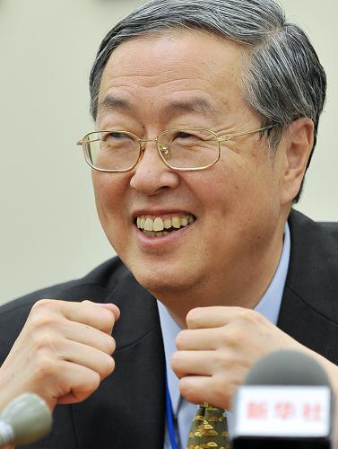 這是2010年10月8日,正在美國首都華盛頓出席國際貨幣基金組織和世界銀行年會的中國人民銀行行長周小川舉行中外記者會。他是中國貨幣政策的制定者,他是中國金融改革的推進(jìn)者,他是老百姓錢袋子的看護(hù)人,他還是財經(jīng)記者最想采訪的官員,他就是中國人民銀行行長周小川。如何評價過去五年金融業(yè)發(fā)展?如何看待當(dāng)前物價形勢?有怎樣的手段可以保證百姓的錢袋子不縮水?今后我國貨幣信貸政策有何變數(shù)?新華社記者圍繞以上問題采訪了周小川。新華社記者 張軍 攝