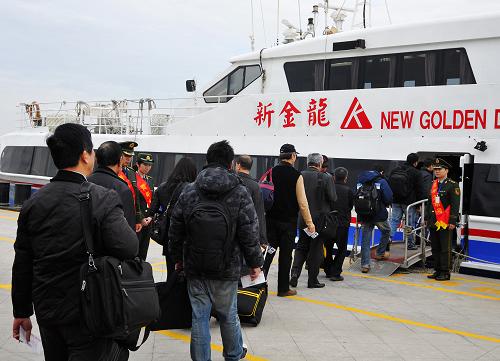 1月28日,臺胞陸續(xù)登上“新金龍”號客輪,準備離開廈門五通客運碼頭前往金門。新華社記者 魏培全 攝