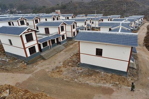 這是1月28日拍攝的貴州關嶺“6·28”災后重建安置點。1月28日,貴州關嶺“6·28”災后重建安置點全面落成,當?shù)卮迕耖_始收拾新房,準備趕在春節(jié)前搬入新居。貴州省關嶺布依族苗族自治縣崗烏鎮(zhèn)大寨村2010年6月28日發(fā)生特大地質(zhì)滑坡災害后,關嶺縣在崗烏鎮(zhèn)茅草坪村建立災后重建搬遷安置項目轉(zhuǎn)移受災群眾。安置點自2010年10月開始建設,設有小學、農(nóng)貿(mào)市場、垃圾池等基礎設施,可安置149戶、655名村民。新華社記者 歐東衢 攝