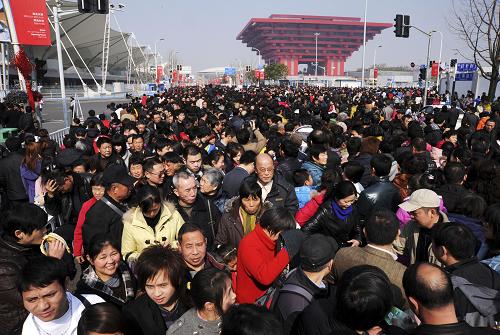 2月4日,游客在上海世博會(huì)中國館外排隊(duì)。新華社 發(fā)