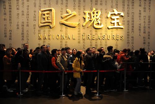 2月4日,游客在上海世博會(huì)中國館內(nèi)排隊(duì)參觀。新華社 發(fā)