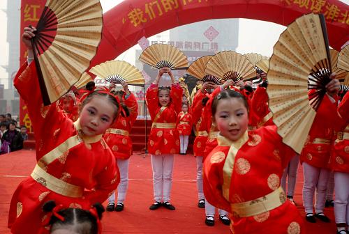 2月4日,安徽省淮北市實(shí)驗(yàn)小學(xué)的學(xué)生在頌讀國(guó)學(xué)經(jīng)典作品。當(dāng)日,淮北市實(shí)驗(yàn)小學(xué)師生在該市相王廣場(chǎng)誦讀國(guó)學(xué)經(jīng)典作品,感受傳統(tǒng)文化魅力,歡度新春佳節(jié)。新華社發(fā)(王文 攝)