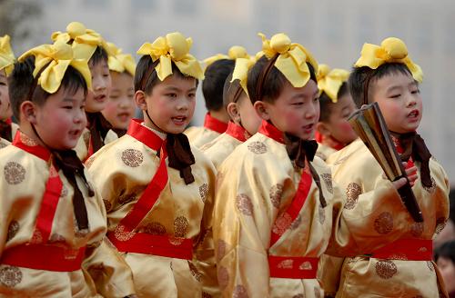 2月4日,安徽省淮北市實(shí)驗(yàn)小學(xué)的學(xué)生在頌讀國(guó)學(xué)經(jīng)典作品。新華社發(fā)(王文 攝)