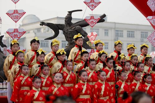 2月4日,安徽省淮北市實(shí)驗(yàn)小學(xué)的學(xué)生在頌讀國(guó)學(xué)經(jīng)典作品。新華社發(fā)(王文 攝)
