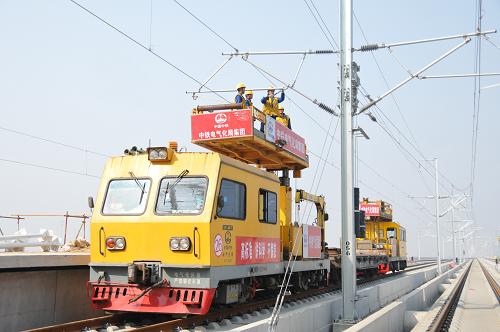 2月4日,中鐵電氣化局集團(tuán)一公司員工在京滬高鐵蘇州北站進(jìn)行接觸網(wǎng)導(dǎo)線調(diào)整作業(yè)。 近日,京滬高鐵電氣化接觸網(wǎng)工程實(shí)現(xiàn)全線貫通,建設(shè)者展開緊張的導(dǎo)線調(diào)整作業(yè),同時全線變電和電力工程已具備受電啟動條件,從而為即將開始的聯(lián)調(diào)聯(lián)試奠定了堅(jiān)實(shí)基礎(chǔ)。新華社發(fā)(李朝臻 攝)