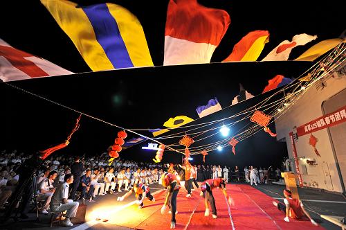 當(dāng)?shù)貢r間2月1日,中國海軍第七批護航編隊在“千島湖”艦飛行甲板上舉辦“大洋春晚”。新華社記者 范軍威攝