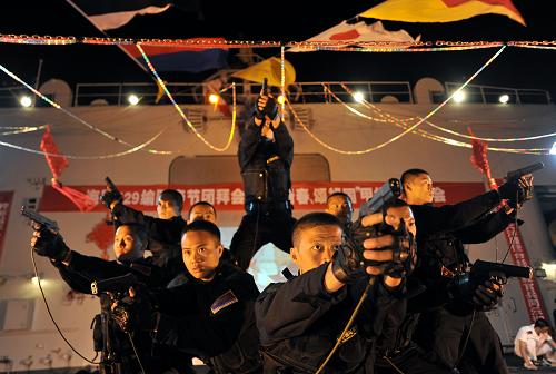 當(dāng)?shù)貢r間2月1日,中國海軍特戰(zhàn)隊員在“千島湖”艦飛行甲板上表演槍舞《尖兵》。新華社記者 范軍威攝