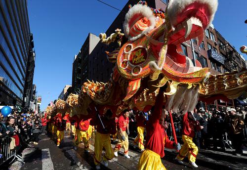 2月6日,當(dāng)?shù)厝A人在美國(guó)紐約唐人街表演舞龍。當(dāng)日,美國(guó)紐約唐人街舉行新春大游行,慶祝中國(guó)兔年春節(jié)。新華社記者 申宏 攝