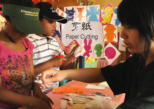 2月6日,在英國(guó)首都倫敦市中心的特拉法爾加廣場(chǎng),兩名演員在梅花樁上表演舞獅。當(dāng)天,倫敦市政府和倫敦華埠商會(huì)在特拉法爾加廣場(chǎng)和唐人街等地聯(lián)合舉辦盛大中國(guó)春節(jié)慶?;顒?dòng),吸引數(shù)十萬(wàn)倫敦市民和游人參加。新華社記者 曾毅 攝