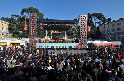 2月6日,意大利“中國文化年”春節(jié)表演在羅馬人民廣場舉行,吸引眾多意大利觀眾前來欣賞。自1月底至2月中旬,中國駐意使領館和意各地華僑華人分別在羅馬、那不勒斯、米蘭、普拉托、都靈等15個城市舉辦30余項文化活動,邀請國內(nèi)10余個演出團體的300多名演員來意演出,使意民眾近距離感受中國春節(jié)的喜慶與熱鬧,同旅意華僑華人共度新春佳節(jié)。新華社記者 王慶欽 攝