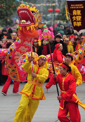 2月12日,湖北省鄂州市葛店龍燈隊(duì)在表演舞龍。當(dāng)日,由湖北省群眾藝術(shù)館和非物質(zhì)文化遺產(chǎn)保護(hù)中心等單位承辦的湖北省首屆舞龍舞獅邀請(qǐng)賽在武漢市首義廣場(chǎng)舉行,來自全省的11支舞龍隊(duì)在鑼鼓聲中鬧新春。新華社記者 郝同前 攝