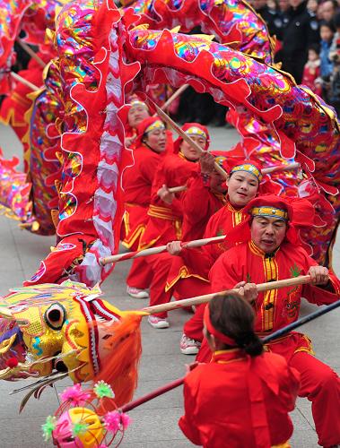 2月12日,湖北省鄂州市葛店龍燈隊(duì)在表演舞龍。新華社記者 郝同前 攝