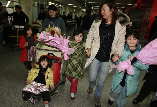 中國撤離在利比亞人員行動圓滿結(jié)束 3月5日晚11時許,從利比亞歸來的張春艷(左后)和她的四個孩子走出上海虹橋機(jī)場。 據(jù)外交部最新消息,北京時間3月5日23時15分,中國政府協(xié)調(diào)派出的上海航空公司包機(jī)FM608航班抵達(dá)上海虹橋機(jī)場,從馬耳他接回最后一批中國從利比亞撤出人員149人。至此,中國撤離在利比亞人員行動圓滿結(jié)束,共撤出35860人,已全部回國。 新華社記者裴鑫攝