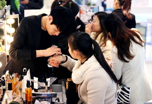 3月6日,幾名女顧客在護(hù)膚、美容用品柜臺(tái)試用產(chǎn)品。新華社發(fā)(王新 攝)