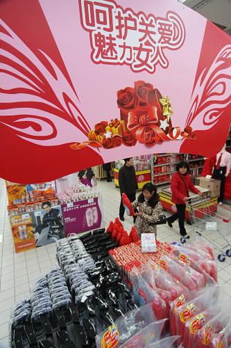 3月6日,顧客在江蘇南通市海安縣一家商場(chǎng)選購(gòu)促銷商品。新華社發(fā)