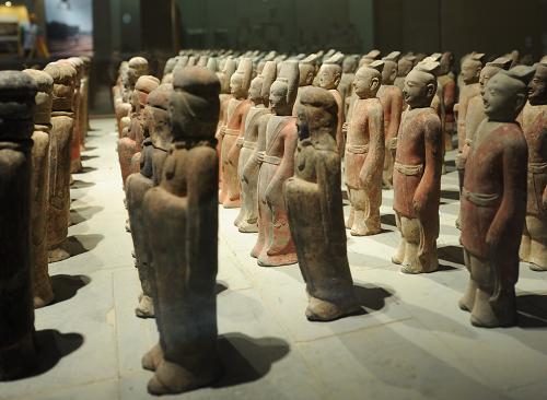這是“河北省南水北調(diào)工程文物保護(hù)成果展”展出的出土陶俑(3月8日攝)。新華社記者 王民 攝