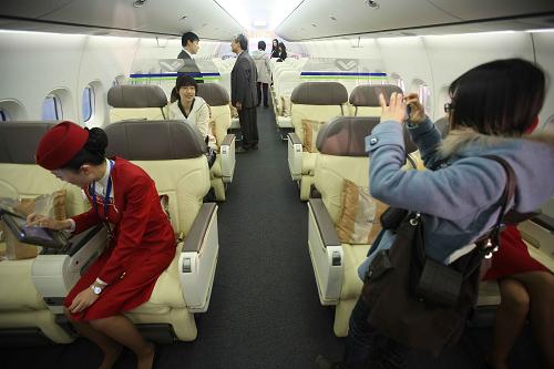 3月8日,參觀者在C919大型客機(jī)內(nèi)參觀留影。當(dāng)日,主題為“自主創(chuàng)新,重點跨越”的“十一五”國家重大科技成就展在北京開幕,國產(chǎn)大飛機(jī)——C919大型客機(jī)在展覽上亮相。新華社發(fā)(李方宇 攝)