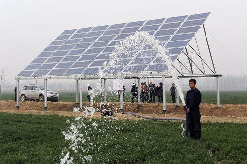3月8日,河南省方城縣趙河鎮(zhèn)農(nóng)民正在利用太陽能提水灌溉系統(tǒng)抗旱澆麥。近日,河南省方城縣太陽能提水灌溉系統(tǒng)運行成功。該系統(tǒng)由太陽能電池陣列和太陽能提水控制器組成,吸收太陽能產(chǎn)生高壓直流電,通過控制器轉(zhuǎn)化成動力交流電,推動水泵提水工作。該系統(tǒng)在方城縣已建成3套并投入使用。新華社發(fā)(孫宇 攝)