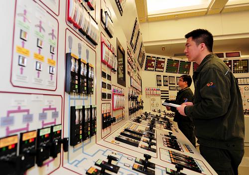 這是福建寧德核電工程人員在百萬千瓦級核電站全范圍模擬機上模擬操作使用(3月9日攝)。新華社記者 魏培全 攝