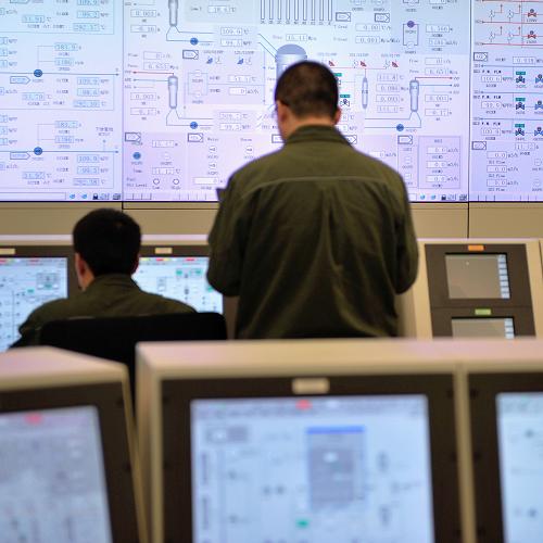 這是福建寧德核電工程人員在百萬千瓦級核電站全范圍模擬機上模擬操作使用(3月9日攝)。新華社記者 魏培全 攝