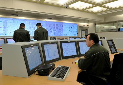 這是福建寧德核電工程人員在百萬千瓦級核電站全范圍模擬機上學習培訓(3月9日攝)。新華社記者 魏培全 攝