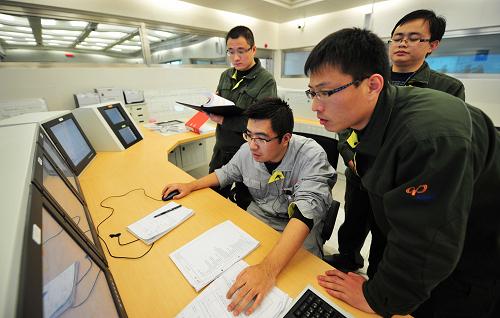 這是福建寧德核電工程人員在百萬千瓦級核電站全范圍模擬機上學習培訓(3月9日攝)。新華社記者 魏培全 攝