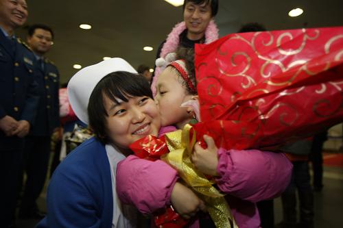 3月9日,北京首都國際機場國內(nèi)出發(fā)大廳,來自新疆的5歲女孩狄子薇(右)與精心照顧她的護士阿姨吻別。當日,第二批接受完先天性心臟病治療的6名小朋友在父母和空軍總醫(yī)院醫(yī)護人員的陪同下來到北京首都國際機場,免費乘坐中國南方航空公司提供的航班返回新疆。他們是中華慈善總會發(fā)起的“千名少數(shù)民族貧困家庭先心病兒童救助行動”的受益者。共有來自新疆的51名先心病患兒在空軍總醫(yī)院“心蕾病房”陸續(xù)得到救治。新華社發(fā)(金立旺 攝)