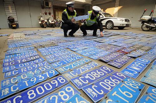 3月9日,河南洛陽(yáng)西工交巡大隊(duì)的兩名警察在清點(diǎn)準(zhǔn)備銷毀的假車牌。當(dāng)日,河南省洛陽(yáng)市西工交巡大隊(duì)將依法收繳的270余副、近550個(gè)假冒機(jī)動(dòng)車牌照及80余本偽造、變?cè)斓臋C(jī)動(dòng)車駕駛證、行駛證集中進(jìn)行銷毀。假車牌涉及河南省內(nèi)18個(gè)地市,以及陜西、山西、河北、福建、北京等地普通車輛牌照、軍車牌照和外籍人員車輛牌照等。新華社發(fā)(張光輝 攝)