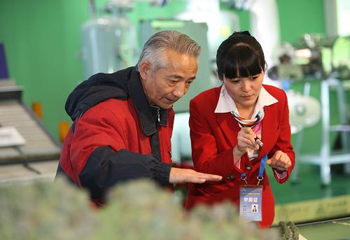 3月9日,展覽工作人員在解答觀眾的疑問(wèn)。當(dāng)日,“十一五”國(guó)家重大科技成就展迎來(lái)首個(gè)公眾開(kāi)放日。本次展覽全面介紹了“十一五”期間我國(guó)科技戰(zhàn)線取得的重大科技成就,共分為6個(gè)相對(duì)獨(dú)立又相互融合的展覽單元和4個(gè)虛擬單元。公眾可持有效身份證件至展館專設(shè)窗免費(fèi)領(lǐng)取門票。新華社發(fā)(萬(wàn)象 攝)