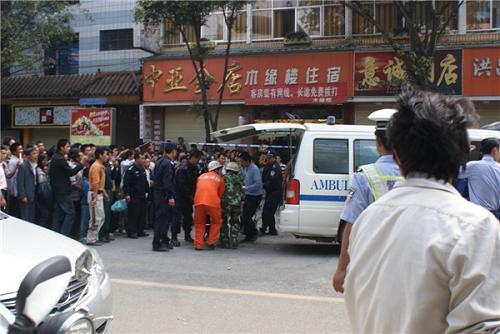 這是盈江縣縣城地震現(xiàn)場(chǎng)。據(jù)中國(guó)地震臺(tái)網(wǎng)中心網(wǎng)站消息,云南省德宏傣族景頗族自治州盈江縣,北京時(shí)間10日12時(shí)58分,發(fā)生里氏5.8級(jí)地震。新華社發(fā)