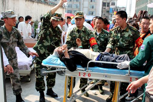3月10日,救災(zāi)官兵在盈江地震災(zāi)區(qū)搶救傷員。當(dāng)日中午,云南盈江發(fā)生5.8級(jí)地震。截至17時(shí)39分,地震遇難人數(shù)已經(jīng)升至19人,157人受傷,其中33人重傷。目前縣城電力中斷,救援工作正在緊張進(jìn)行。新華社發(fā)(肖林 攝)