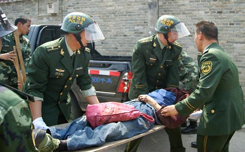 3月10日,救災(zāi)官兵在盈江地震災(zāi)區(qū)搶運(yùn)傷員。新華社發(fā)(肖林 攝)