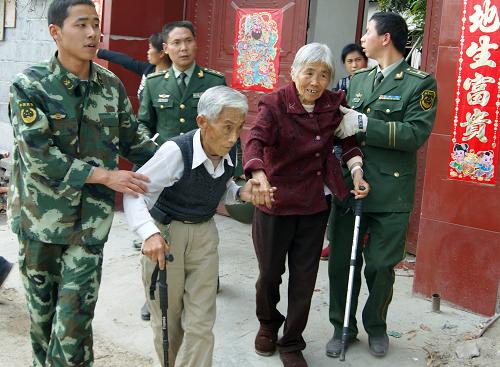 3月10日,救災(zāi)官兵在盈江地震災(zāi)區(qū)緊急轉(zhuǎn)移受災(zāi)群眾。新華社發(fā)(肖林 攝)