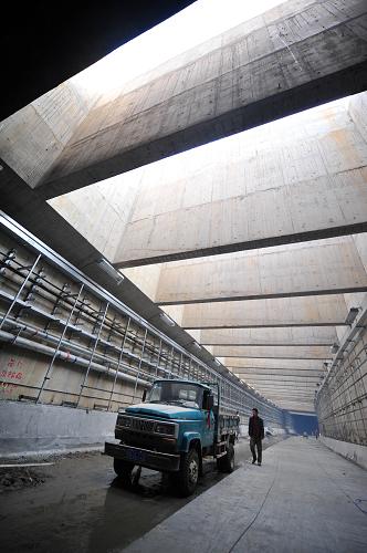 3月10日,一輛施工車在武漢市東湖隧道內(nèi)清運(yùn)渣土。新華社記者 郝同前 攝