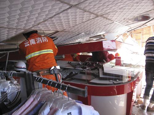 3月10日,消防官兵在云南盈江地震災(zāi)區(qū)搜救幸存者。新華社發(fā)(辛海安 攝)