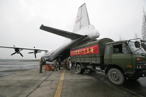 3月11日,支援盈江地震災(zāi)區(qū)的被裝、帳篷、藥品等救災(zāi)物資開始裝機(jī)。當(dāng)日上午,成都空軍從貴陽緊急抽調(diào)兩架運(yùn)八飛機(jī)飛抵成都太平寺機(jī)場,緊急裝運(yùn)被裝、帳篷、藥品等救災(zāi)物資馳援云南盈江地震災(zāi)區(qū)。新華社發(fā)(劉應(yīng)華 攝)