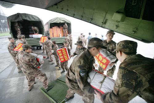 3月11日,官兵將被裝、帳篷、藥品等救災(zāi)物資搶運(yùn)裝機(jī)。新華社發(fā)(劉應(yīng)華 攝)