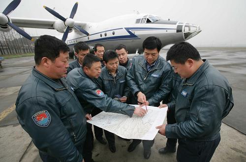 3月11日,擔(dān)任執(zhí)飛任務(wù)的機(jī)組成員緊急研究飛行航線。新華社發(fā)(劉應(yīng)華 攝)