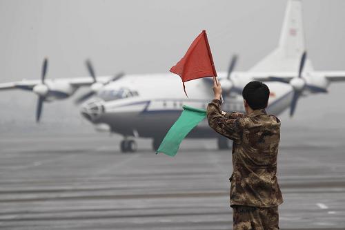 3月11日,從貴陽抽調(diào)的第一架運(yùn)輸機(jī)飛抵成都,準(zhǔn)備馳援盈江地震災(zāi)區(qū)。新華社發(fā)(劉應(yīng)華 攝)