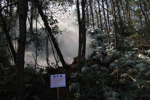 2月26日,記者隨打假隊(duì)進(jìn)云宵莆美大山行動(dòng)時(shí),隊(duì)員們對(duì)前兩天挖到的一個(gè)地下工廠進(jìn)行了爆破。這是剛剛炸完時(shí),濃煙從地下工廠廢墟里升起。 煙草行業(yè)公認(rèn),福建云宵是全國(guó)卷煙制假重災(zāi)區(qū),不到這個(gè)縣就不能了解煙草制假現(xiàn)狀。 “3·15”消費(fèi)者權(quán)益日之前,“新華視點(diǎn)”記者趕赴云宵,親歷了一次搗毀假煙地下工廠的行動(dòng)。制假分子之猖獗令人觸目驚心,假煙產(chǎn)業(yè)鏈之龐大讓人深感憂慮,而打假與制假的斗智斗勇竟如警匪大片一般動(dòng)人心魄。 新華社記者李柯勇攝
