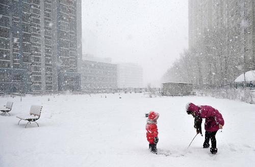 3月14日,一位家長帶著孩子在雪中玩耍。 當(dāng)日,冰城哈爾濱市降下大雪。黑龍江省氣象臺(tái)與哈爾濱市氣象臺(tái)于18時(shí)聯(lián)合發(fā)布道路結(jié)冰黃色預(yù)警信號(hào),預(yù)計(jì)哈爾濱路表溫度低于0攝氏度,12小時(shí)內(nèi)可能出現(xiàn)對(duì)交通有影響的道路結(jié)冰。 新華社記者 王建威 攝