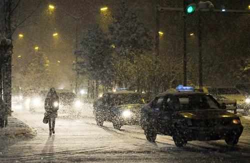 3月14日,一位市民在雪中行走。 當(dāng)日,冰城哈爾濱市降下大雪。黑龍江省氣象臺(tái)與哈爾濱市氣象臺(tái)于18時(shí)聯(lián)合發(fā)布道路結(jié)冰黃色預(yù)警信號(hào),預(yù)計(jì)哈爾濱路表溫度低于0攝氏度,12小時(shí)內(nèi)可能出現(xiàn)對(duì)交通有影響的道路結(jié)冰。 新華社記者 王建威 攝
