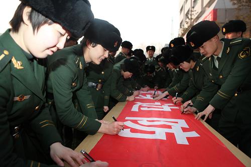 3月18日,大學(xué)生學(xué)員們?cè)?#8220;獻(xiàn)身邊防”橫幅上簽名。 當(dāng)日,2010年應(yīng)招入伍的來自全國各地的200余名地方高校畢業(yè)生在武警邊防部隊(duì)烏魯木齊指揮學(xué)校完成了為期6個(gè)月的入警培訓(xùn),奔赴新疆邊防一線基層部隊(duì)。 新華社發(fā)(林鑫 攝)