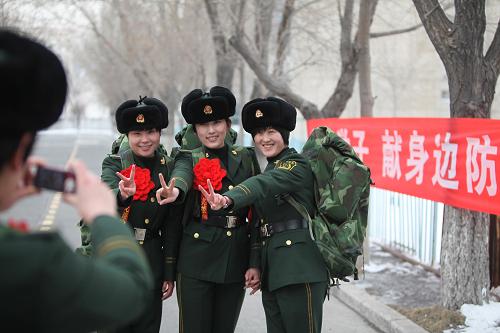 3月18日,女大學(xué)生學(xué)員們?cè)谂R行前合影留念。 當(dāng)日,2010年應(yīng)招入伍的來自全國各地的200余名地方高校畢業(yè)生在武警邊防部隊(duì)烏魯木齊指揮學(xué)校完成了為期6個(gè)月的入警培訓(xùn),奔赴新疆邊防一線基層部隊(duì)。 新華社發(fā)(林鑫 攝)