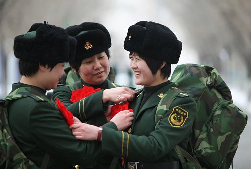 3月18日,女大學(xué)生學(xué)員們相互幫助整理服裝,準(zhǔn)備出發(fā)。 當(dāng)日,2010年應(yīng)招入伍的來自全國各地的200余名地方高校畢業(yè)生在武警邊防部隊(duì)烏魯木齊指揮學(xué)校完成了為期6個(gè)月的入警培訓(xùn),奔赴新疆邊防一線基層部隊(duì)。 新華社發(fā)(林鑫 攝)