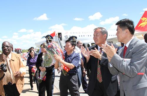 中國“非洲光明行”醫(yī)療隊重返哈拉雷 3月18日,在津巴布韋首都哈拉雷空軍機場,中國“非洲光明行”醫(yī)療隊9名成員受到熱烈歡迎。 當日,中國“非洲光明行”醫(yī)療隊9名成員乘坐海南航空公司包機抵達哈拉雷,并將在未來一周時間內(nèi)為當?shù)?00多名名因白內(nèi)障致盲的患者實行復明手術。這是4個月之內(nèi)中國“非洲光明行”醫(yī)療隊第二次到訪津巴布韋。 新華社記者李平攝