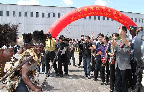 3月18日,在津巴布韋首都哈拉雷空軍機場,當?shù)孛癖姳硌輦鹘y(tǒng)舞蹈歡迎中國醫(yī)生的到來。 當日,中國“非洲光明行”醫(yī)療隊9名成員乘坐海南航空公司包機抵達哈拉雷,并將在未來一周時間內(nèi)為當?shù)?00多名名因白內(nèi)障致盲的患者實行復明手術。這是4個月之內(nèi)中國“非洲光明行”醫(yī)療隊第二次到訪津巴布韋。 新華社記者李平攝