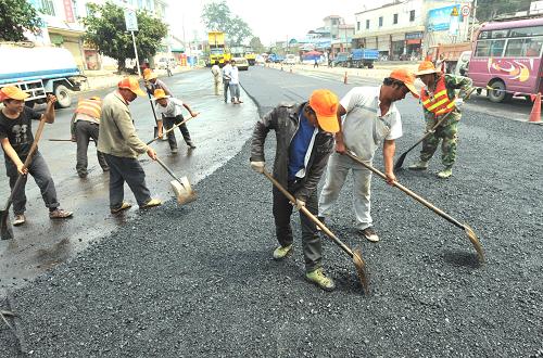 3月20日,大型筑路工程機械在鋪設(shè)騰沖縣至盈江縣2級公路通往縣城的最后路段。 當日,經(jīng)過10晝夜奮戰(zhàn)搶修,在云南盈江“3·10”地震中損毀的近20公里公路路基及70多公里路面,全部修復(fù)搶通,運輸救災(zāi)及恢復(fù)重建物資、人員通道暢通無阻,交通運輸?shù)玫交颈U稀?新華社記者 陳海寧 攝