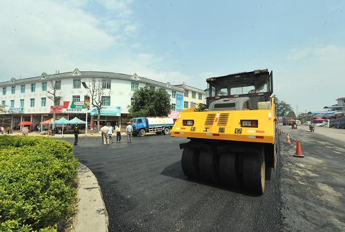 3月20日,大型筑路工程機械在鋪設(shè)騰沖縣至盈江縣2級公路通往縣城的最后路段。 當日,經(jīng)過10晝夜奮戰(zhàn)搶修,在云南盈江“3·10”地震中損毀的近20公里公路路基及70多公里路面,全部修復(fù)搶通,運輸救災(zāi)及恢復(fù)重建物資、人員通道暢通無阻,交通運輸?shù)玫交颈U稀?新華社記者 陳海寧 攝