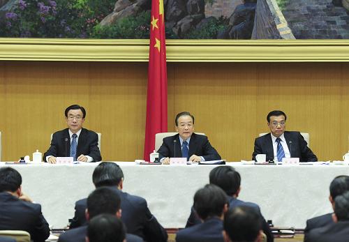 3月25日,國(guó)務(wù)院召開第四次廉政工作會(huì)議,中共中央政治局常委、國(guó)務(wù)院總理溫家寶在會(huì)上發(fā)表講話。中共中央政治局常委、國(guó)務(wù)院副總理李克強(qiáng),中共中央政治局常委、中央紀(jì)委書記賀國(guó)強(qiáng)等出席。 新華社記者 張鐸 攝